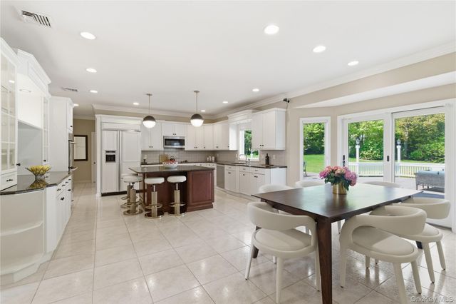 46 Hunting Hollow Court, Dix Hills, NY 11746