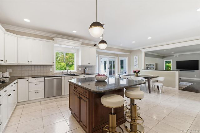 46 Hunting Hollow Court, Dix Hills, NY 11746
