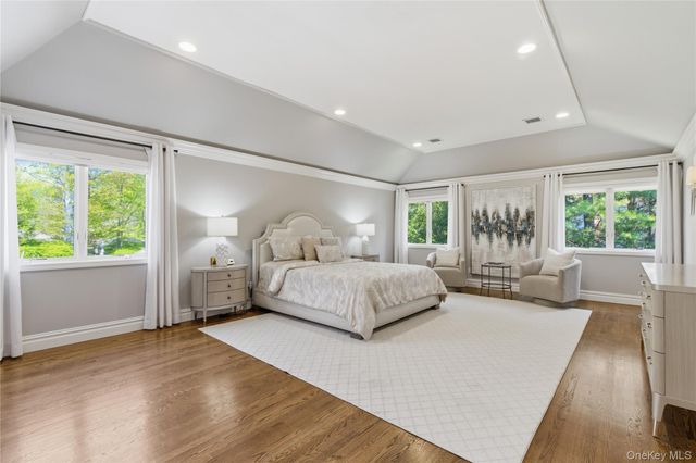 46 Hunting Hollow Court, Dix Hills, NY 11746