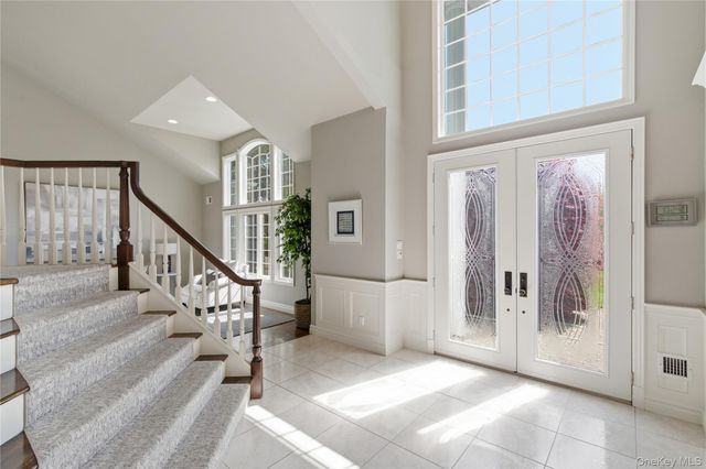 46 Hunting Hollow Court, Dix Hills, NY 11746