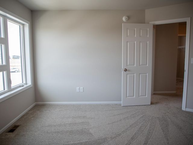 212 Lionheart Drive, Horace, ND 58047