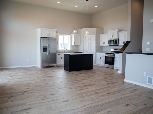 212 Lionheart Drive, Horace, ND 58047