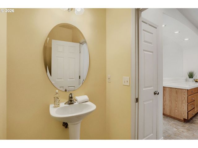 857 Ne CADEN Ave, Hillsboro, OR 97124