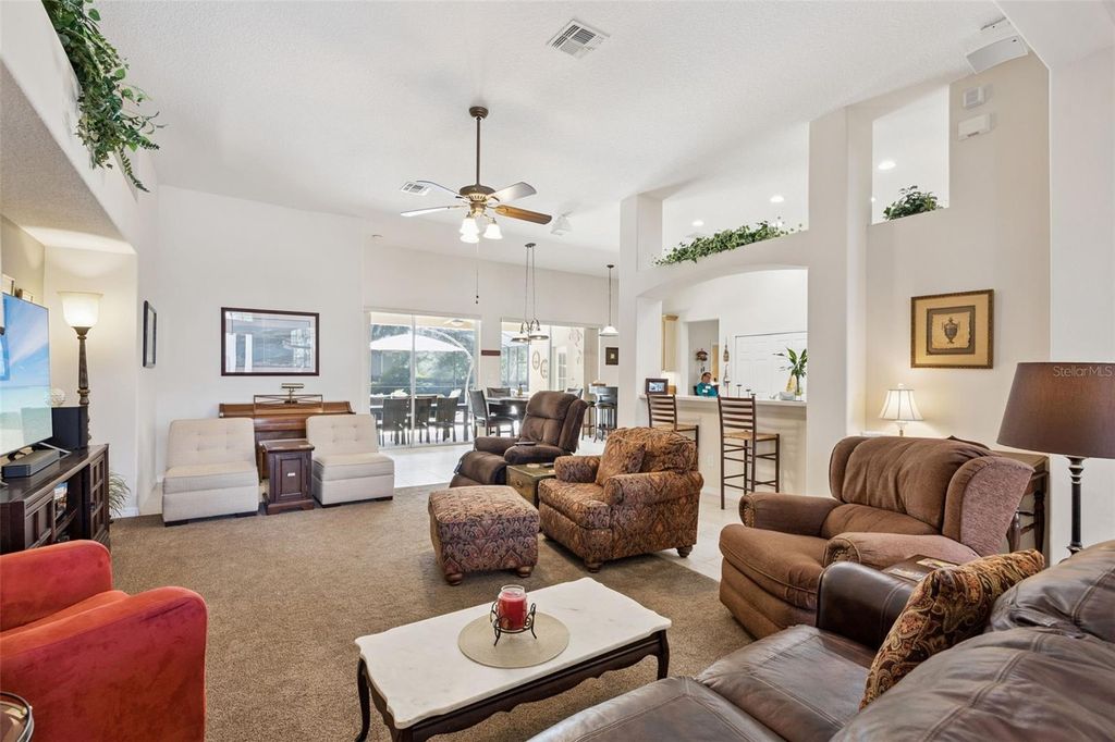 Image 12 of property listing at 2500 EMERALD TREE LANE, Apopka, FL 32712