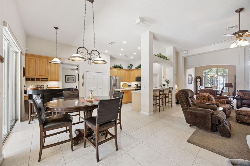 Image 15 of property listing at 2500 EMERALD TREE LANE, Apopka, FL 32712