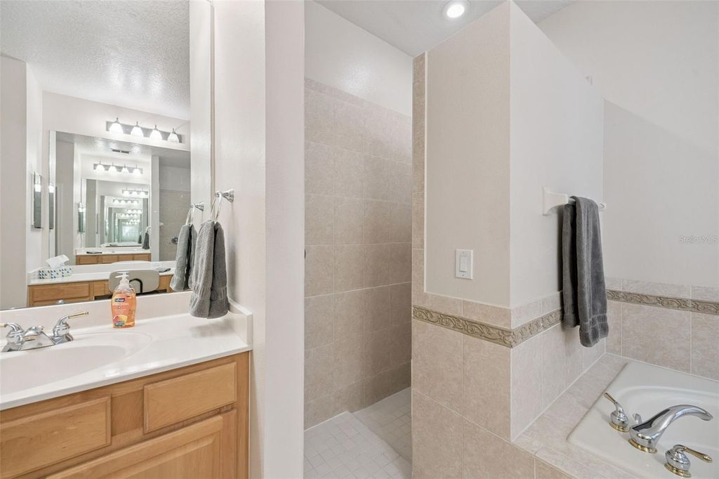 Image 29 of property listing at 2500 EMERALD TREE LANE, Apopka, FL 32712