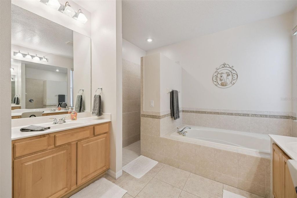 Image 30 of property listing at 2500 EMERALD TREE LANE, Apopka, FL 32712