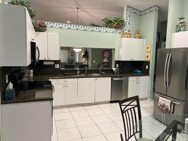 9632 SILLS Drive E 204, Boynton Beach, FL 33437