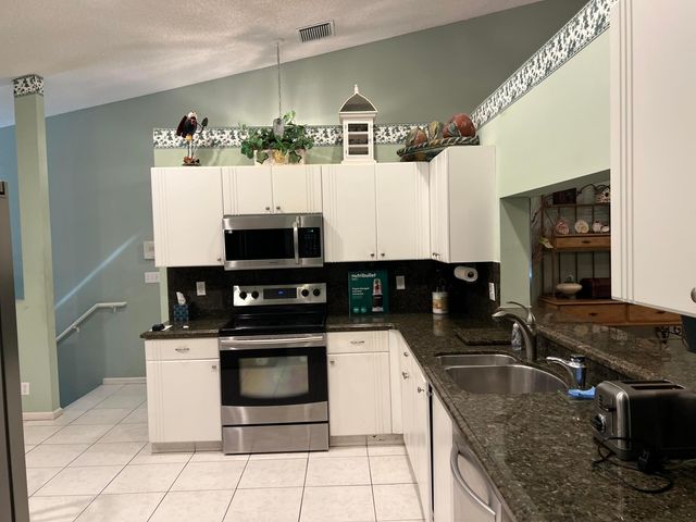 9632 SILLS Drive E 204, Boynton Beach, FL 33437