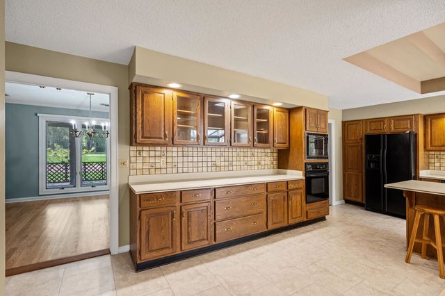 9221 HILLMAN WAY DR, Bartlett, TN 38133
