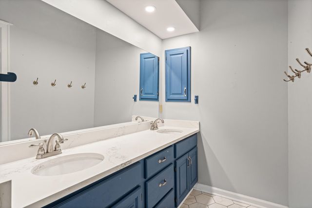 9221 HILLMAN WAY DR, Bartlett, TN 38133