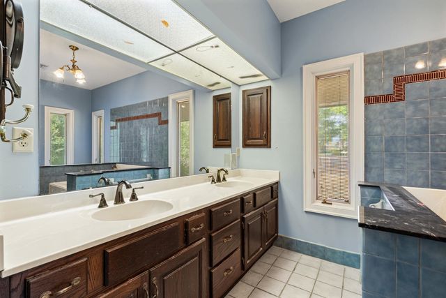 9221 HILLMAN WAY DR, Bartlett, TN 38133