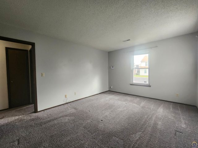 5809 SW 22nd Ter Apt 1, Topeka, KS 66614