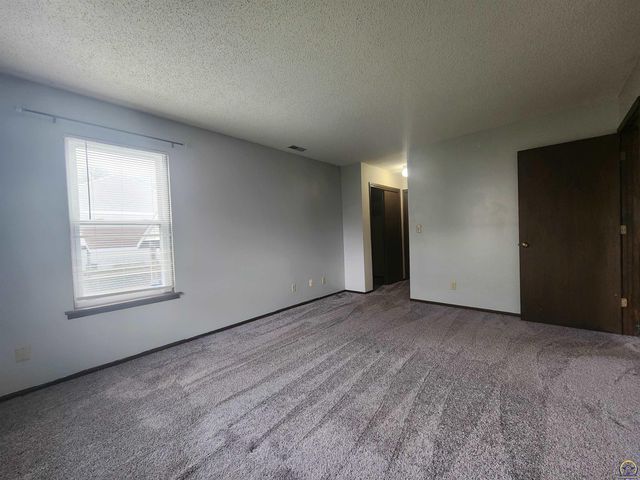 5809 SW 22nd Ter Apt 1, Topeka, KS 66614