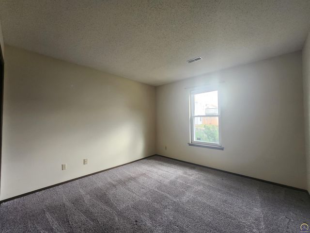 5809 SW 22nd Ter Apt 1, Topeka, KS 66614