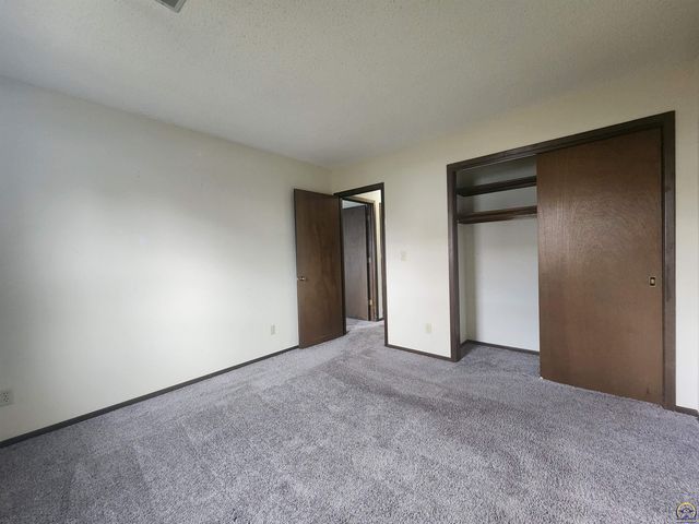 5809 SW 22nd Ter Apt 1, Topeka, KS 66614