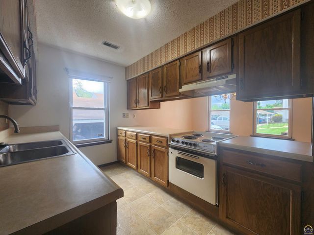 5809 SW 22nd Ter Apt 1, Topeka, KS 66614