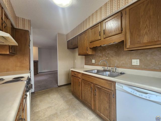 5809 SW 22nd Ter Apt 1, Topeka, KS 66614