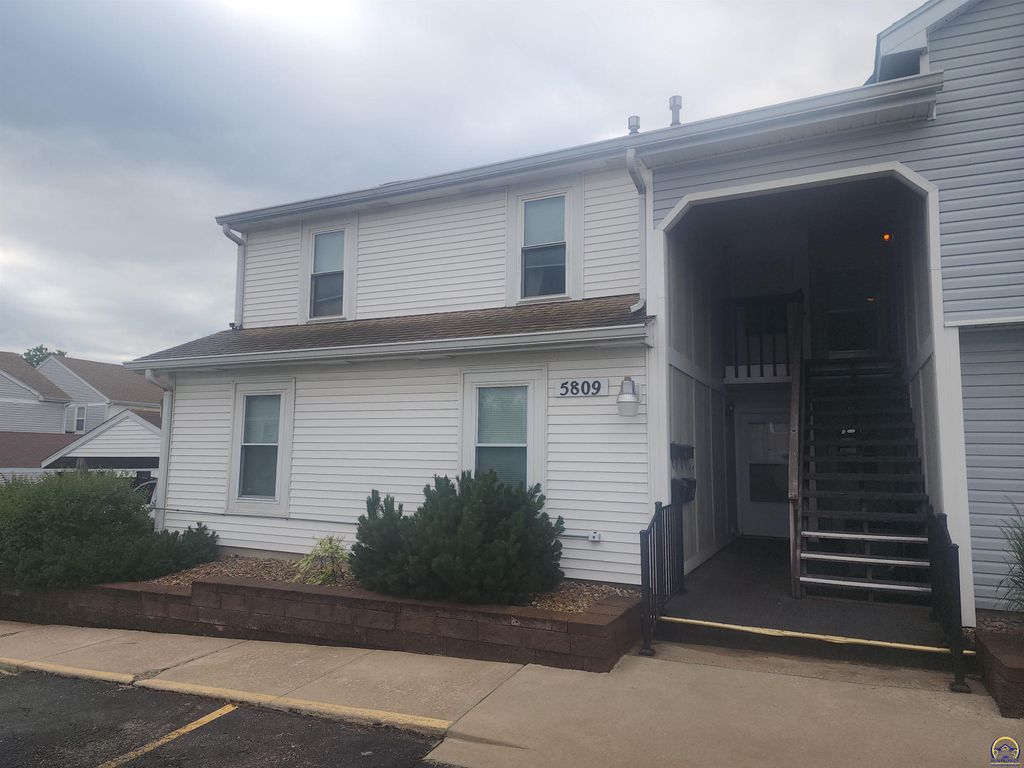 5809 SW 22nd Ter Apt 1, Topeka, KS 66614