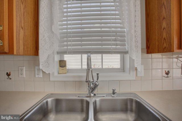 4 LANTERN LN, Shippensburg, PA 17257