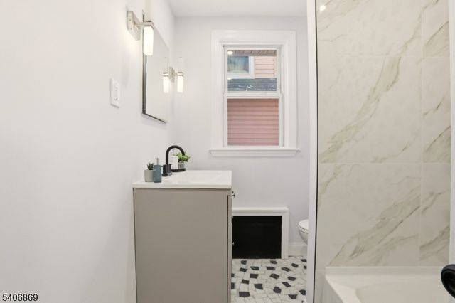 71 Oakland Ter, Newark City, NJ 07106