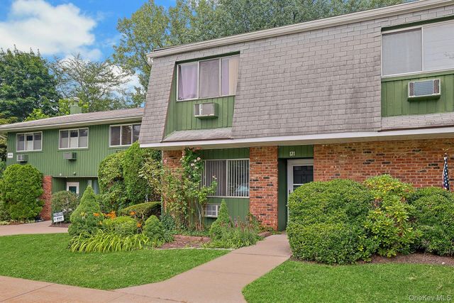 121 Coachlight Square, Montrose, NY 10548