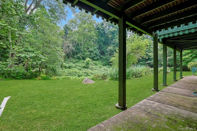 121 Coachlight Square, Montrose, NY 10548