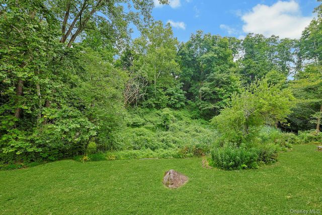 121 Coachlight Square, Montrose, NY 10548