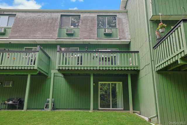 121 Coachlight Square, Montrose, NY 10548