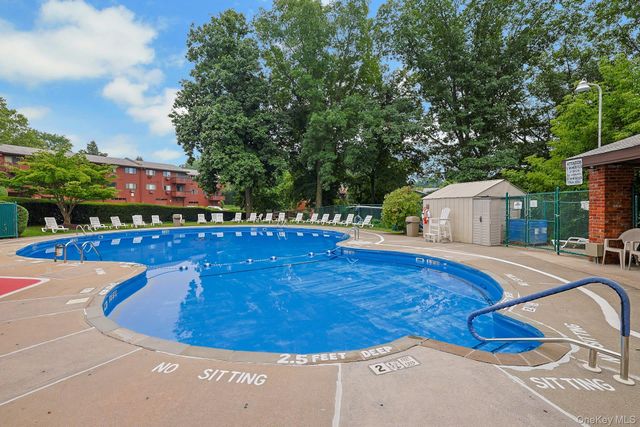 121 Coachlight Square, Montrose, NY 10548
