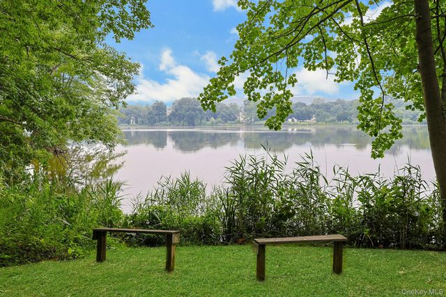 121 Coachlight Square, Montrose, NY 10548