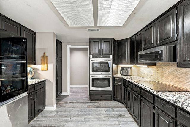 707 Findlay Drive, Arlington, TX 76012