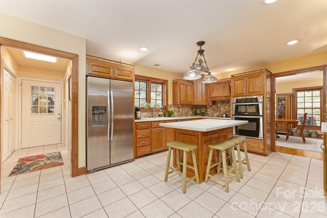 846 Old US 221 Highway S, Marion, NC 28752