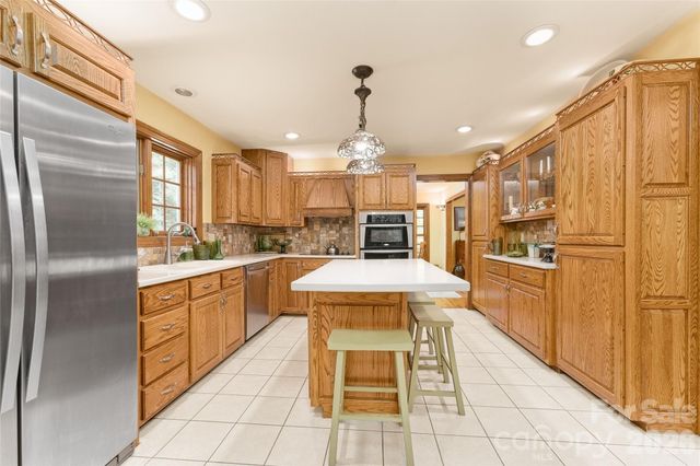 846 Old US 221 Highway S, Marion, NC 28752