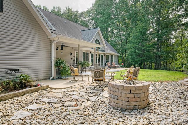 846 Old US 221 Highway S, Marion, NC 28752