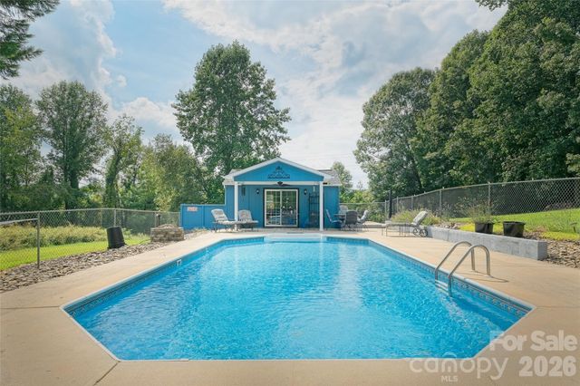 846 Old US 221 Highway S, Marion, NC 28752