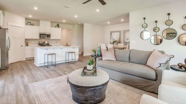 8661 Russellcross Blvd, Pensacola, FL 32507