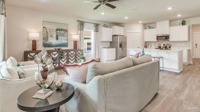 8661 Russellcross Blvd, Pensacola, FL 32507