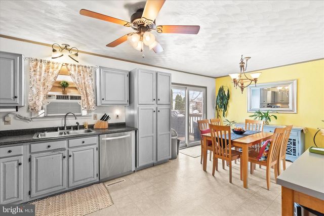 22 DOGWOOD LN, Hanover, PA 17331