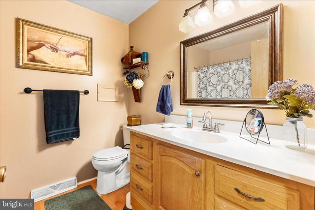 22 DOGWOOD LN, Hanover, PA 17331