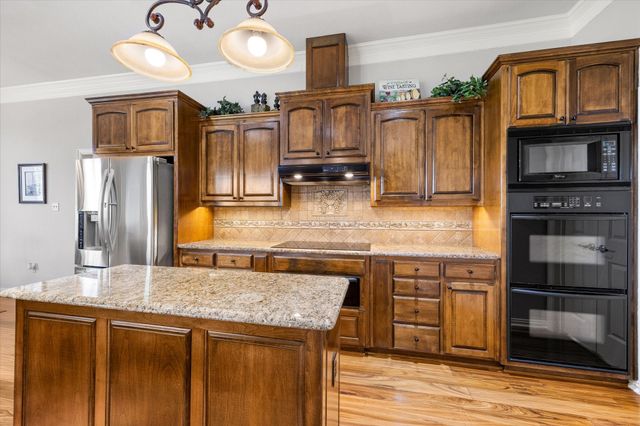 1616 Crow Creek Drive, Granbury, TX 76049