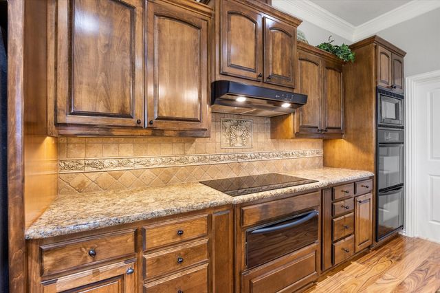 1616 Crow Creek Drive, Granbury, TX 76049