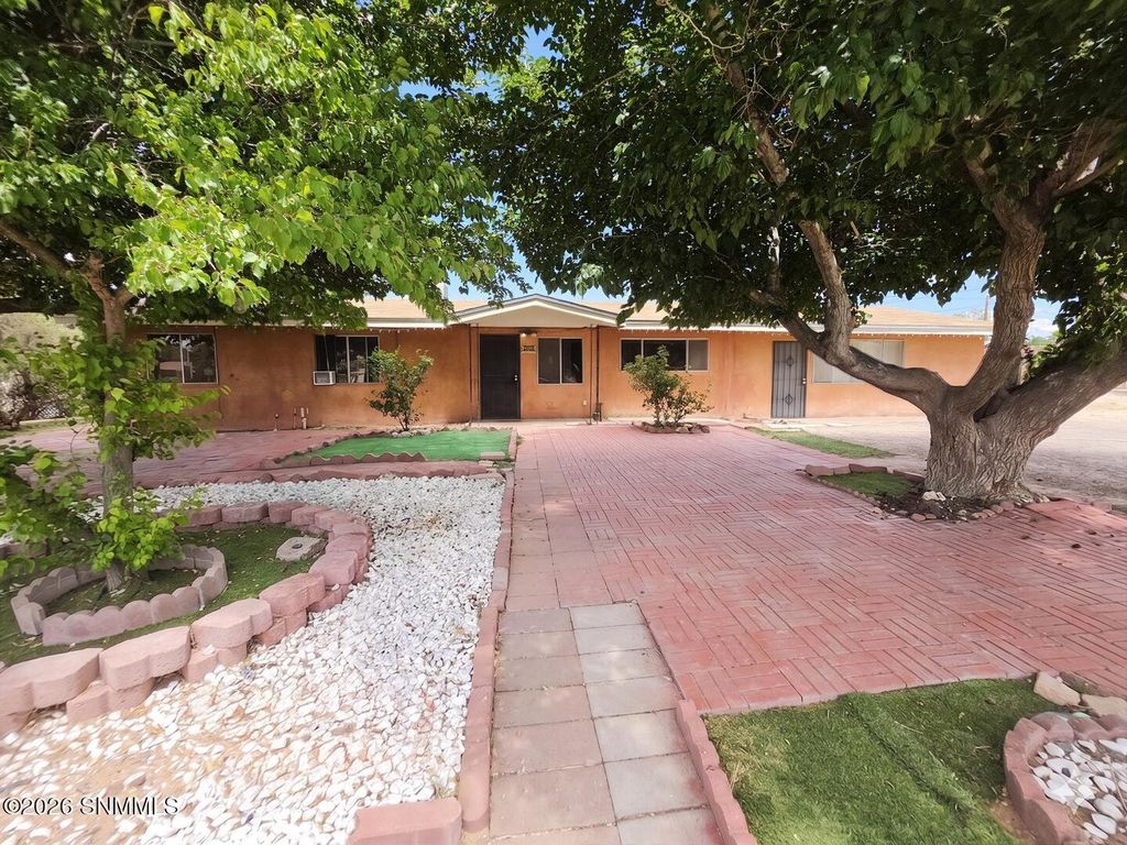 1032 Ash Avenue, Las Cruces, NM 88001