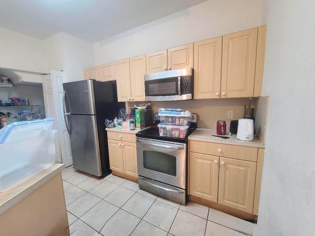 102 S Santa Catalina Circle, North Lauderdale, FL 33068