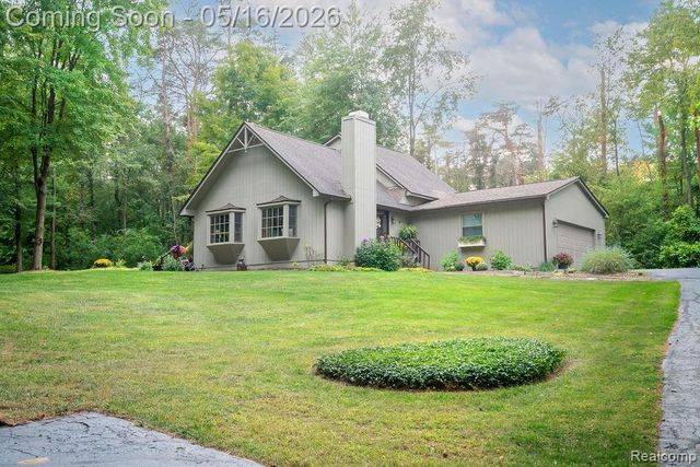 9256 Pine Hill Trail, Hartland Township, MI 48430