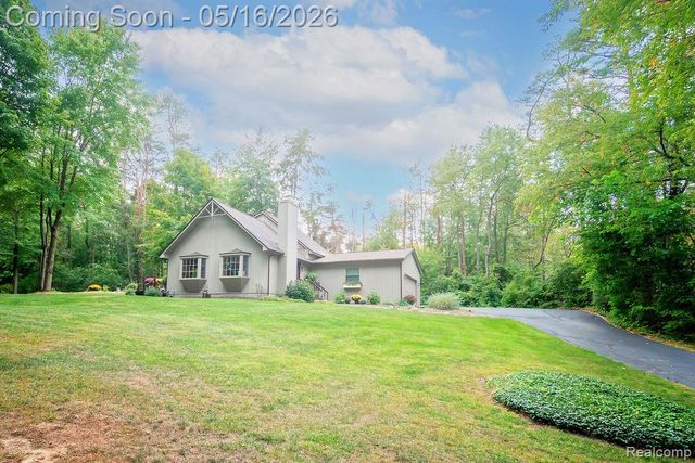 9256 Pine Hill Trail, Hartland Township, MI 48430