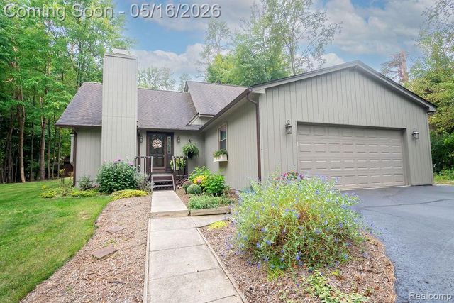 9256 Pine Hill Trail, Hartland Township, MI 48430