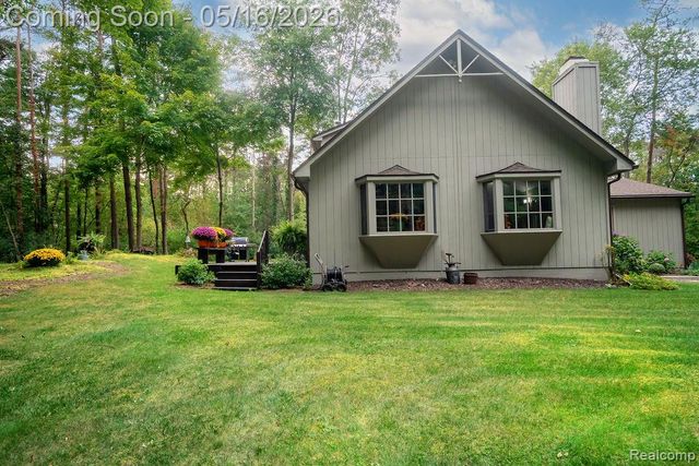 9256 Pine Hill Trail, Hartland Township, MI 48430