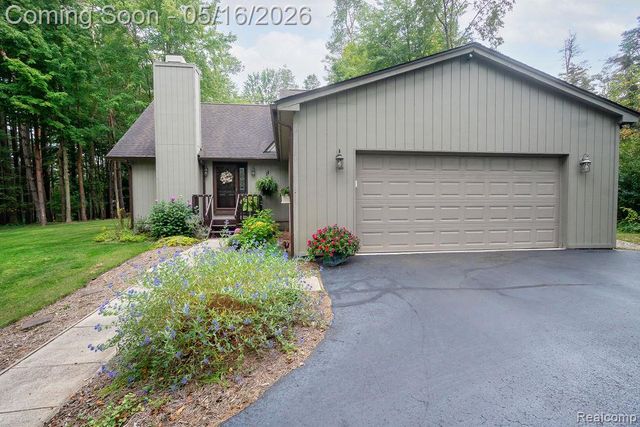 9256 Pine Hill Trail, Hartland Township, MI 48430
