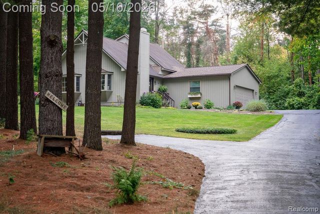 9256 Pine Hill Trail, Hartland Township, MI 48430
